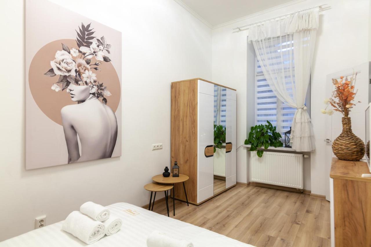 Apartment Avangard Mentsynskoho 3 *