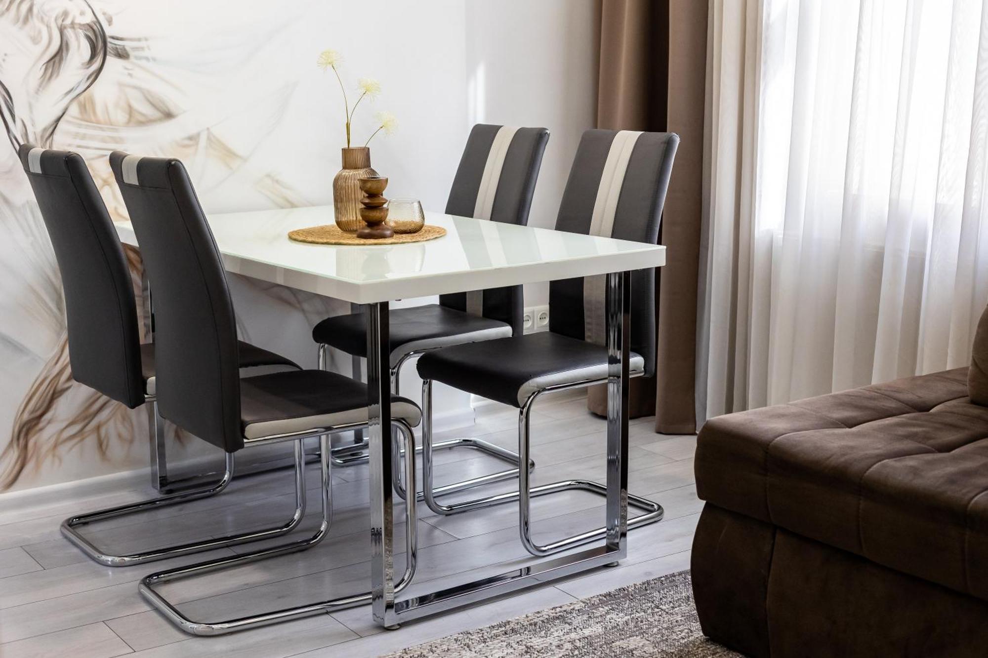 Apartment Avangard Mentsynskoho 3 *