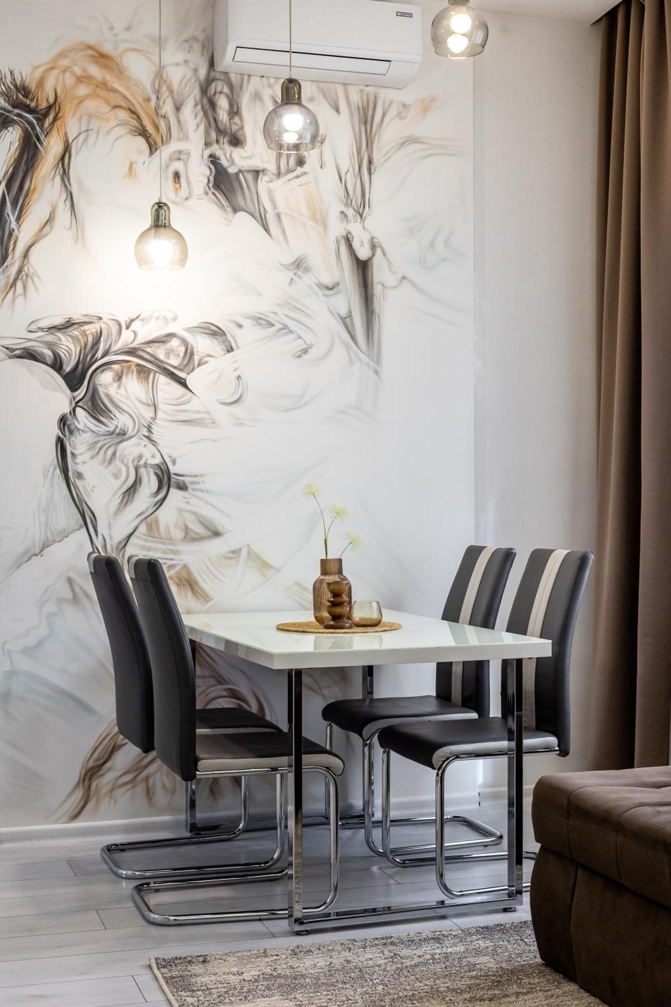 Apartment Avangard Mentsynskoho 3 *