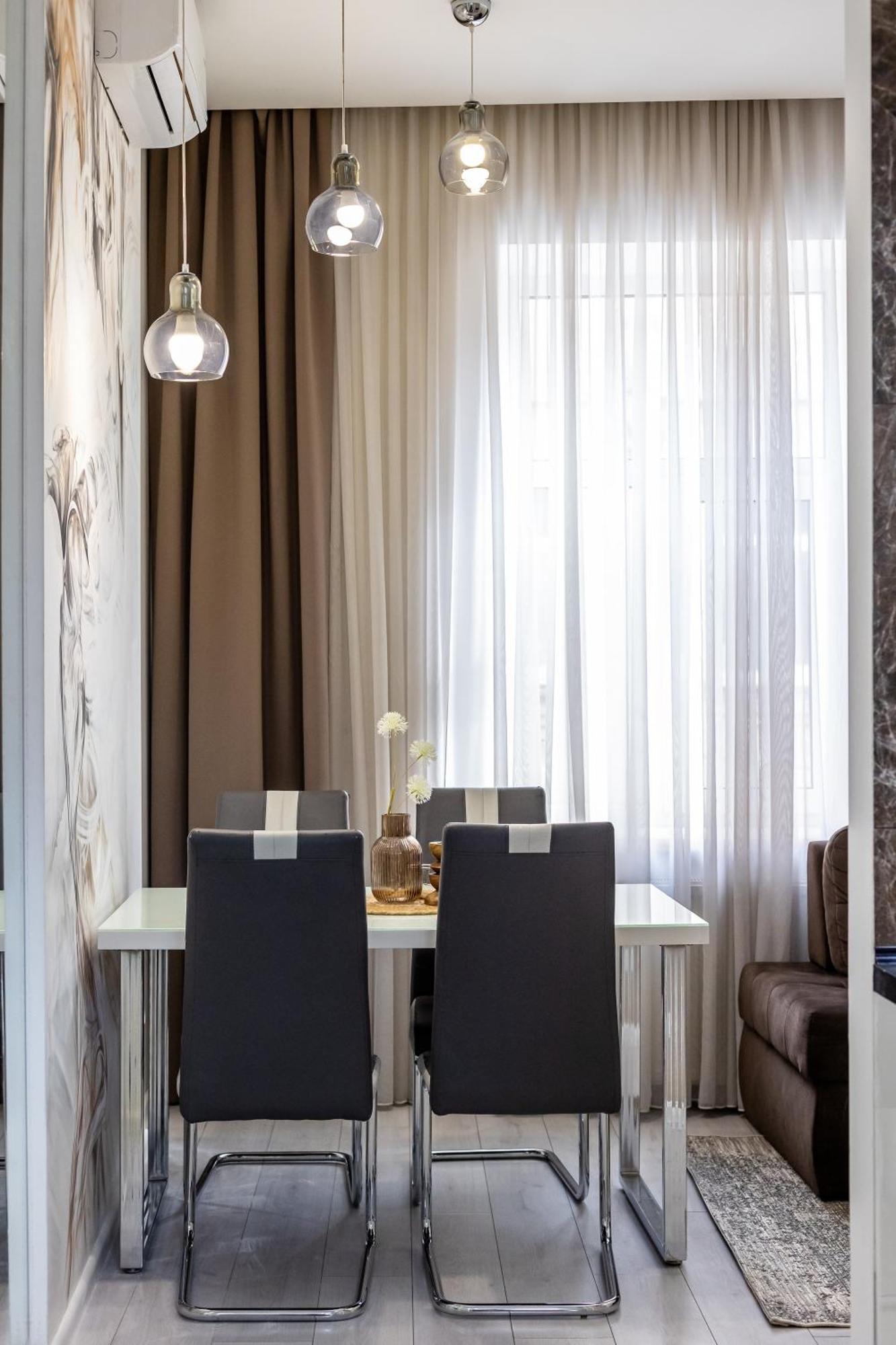 Apartment Avangard Mentsynskoho 3 *